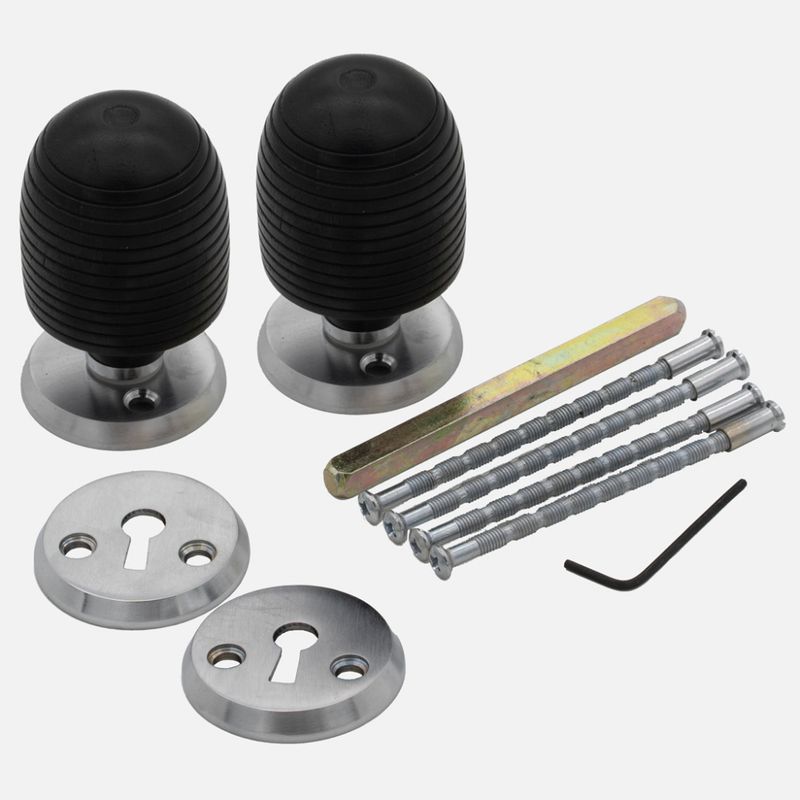 Dørvrider Mathea – formfullendt forening av akasietre og messing