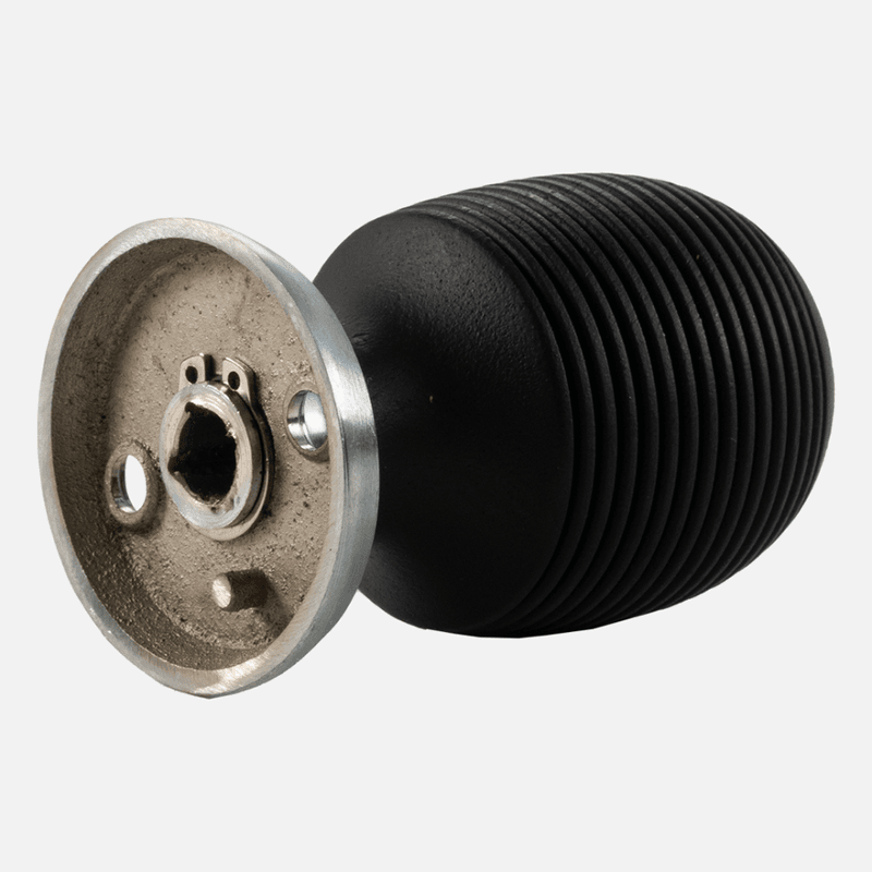 Dørvrider Mathea – formfullendt forening av akasietre og messing